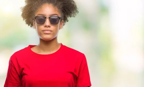 Mladá Afro Americký Žena Nosí Sluneční Brýle Izolované Pozadí Vážným — Stock fotografie