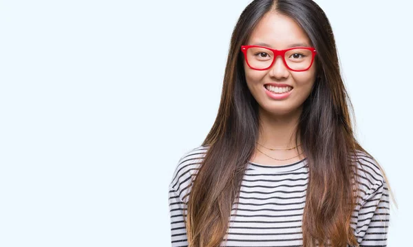 Jovem Mulher Asiática Vestindo Óculos Sorrindo Para Câmera — Fotografia de Stock