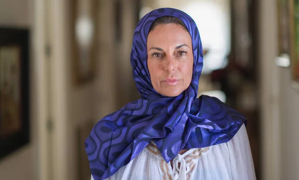Średnim Wieku Brunetka Kobieta Arabian Noszenie Hidżabu Kolorowe Pewność Ekspresji — Zdjęcie stockowe