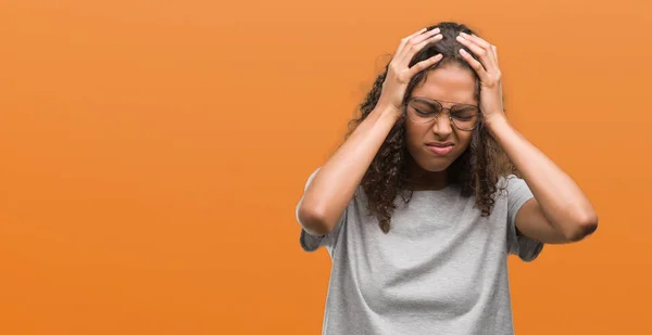 Hermosa Mujer Hispana Joven Con Gafas Que Sufren Dolor Cabeza — Foto de Stock