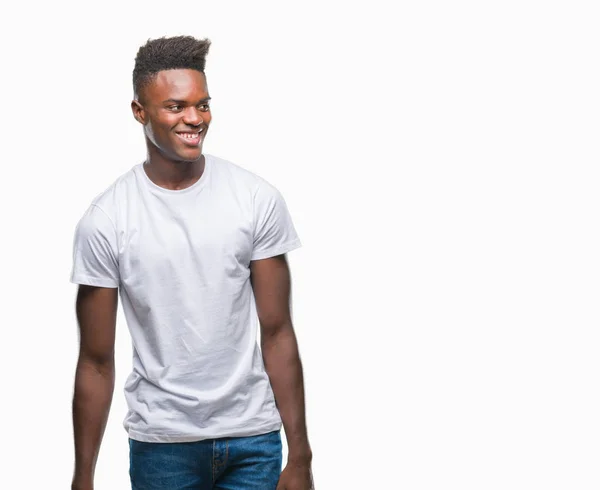 Giovane Uomo Afroamericano Sfondo Isolato Guardando Altra Parte Con Sorriso — Foto Stock