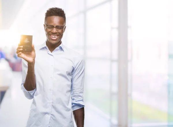 Joven Afroamericano Portador Pasaporte Australiano Con Una Cara Feliz Pie —  Fotos de Stock