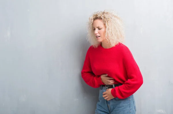 Jonge Blonde Vrouw Met Krullend Haar Grunge Grijze Achtergrond Met — Stockfoto