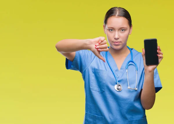 Young Caucasian Doctor Woman Showing Smarpthone Isolated Background Angry Face — Stock Photo, Image