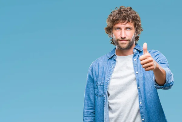 Bonito Homem Modelo Hispânico Sobre Fundo Isolado Fazendo Polegares Felizes — Fotografia de Stock