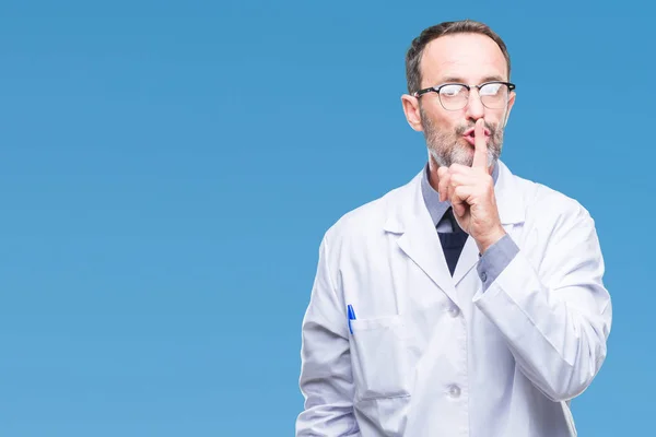 Hombre Profesional Alzado Mediana Edad Con Abrigo Blanco Sobre Fondo — Foto de Stock