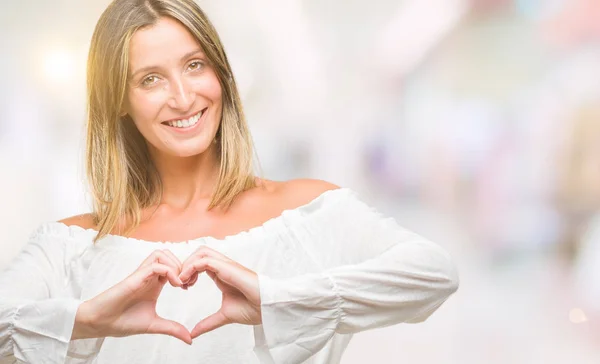 Joven Hermosa Mujer Sobre Fondo Aislado Sonriendo Amor Mostrando Símbolo — Foto de Stock