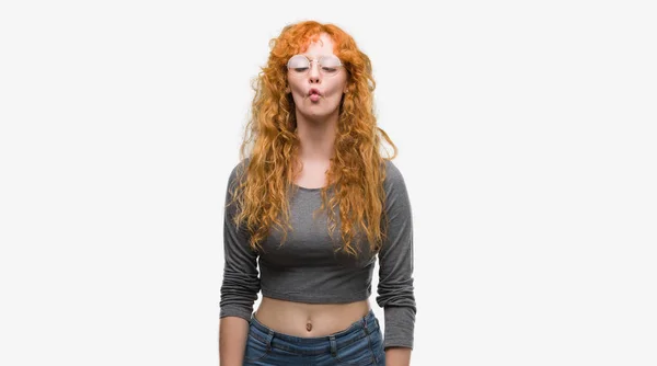 Jonge Roodharige Vrouw Maken Vis Gezicht Met Lippen Gek Komische — Stockfoto