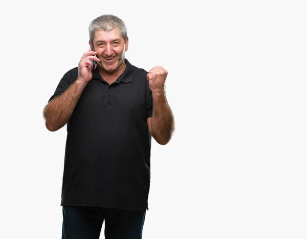 Hombre Mayor Guapo Hablando Teléfono Inteligente Sobre Fondo Aislado Gritando —  Fotos de Stock