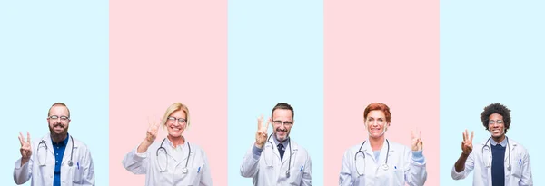 集体专业医生在孤立的背景下穿着医疗制服 在自信和快乐的同时 用手指三的手指显示和指着 — 图库照片
