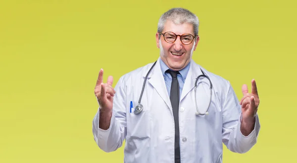 Pěkný Starší Lékař Muž Nad Izolované Pozadí Křičí Šílený Výraz — Stock fotografie