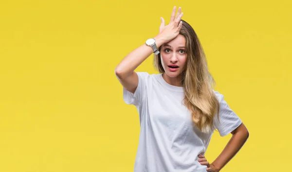 Jovem Bela Mulher Loira Vestindo Casual Shirt Branca Sobre Fundo — Fotografia de Stock