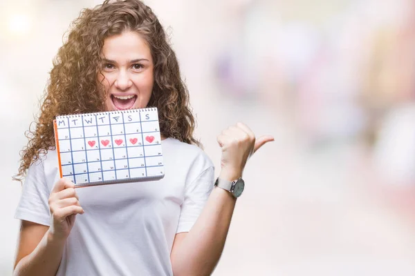 Jovem Morena Segurando Calendário Menstruação Sobre Fundo Isolado Apontando Mostrando — Fotografia de Stock