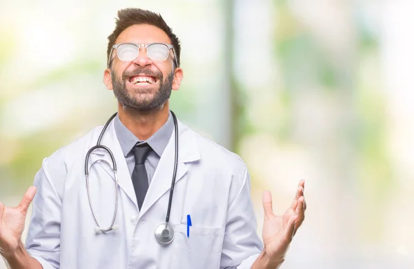 Adulto Hispânico Médico Homem Sobre Fundo Isolado Louco Louco Gritando — Fotografia de Stock