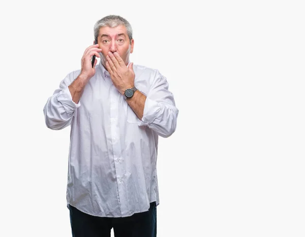 Красивый Пожилой Человек Говорящий Смартфоне Изолированном Заднем Плане Прикрывает Рот — стоковое фото