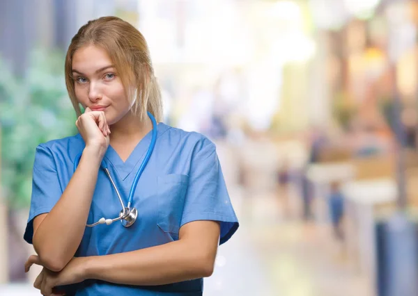 Jovem Mulher Médica Caucasiana Vestindo Uniforme Cirurgião Sobre Fundo Isolado — Fotografia de Stock