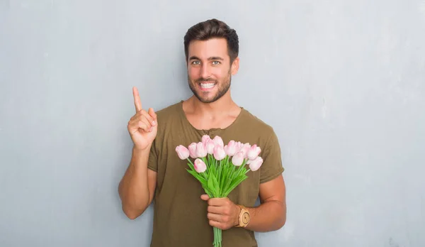 Csinos Fiatal Férfi Gazdaság Bouquet Virágok Nagyon Boldog Mutat Kéz — Stock Fotó