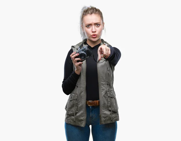 Mujer Rubia Joven Tomando Fotos Usando Cámara Vintage Sobre Fondo — Foto de Stock