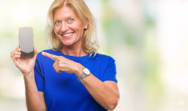 Blonde Frau Mittleren Alters Zeigt Leeren Bildschirm Des Smartphones Vor — Stockfoto