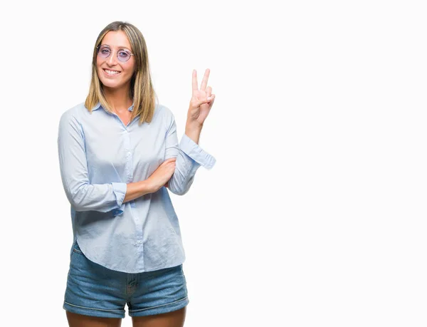 Jovem Mulher Bonita Usando Óculos Sol Sobre Fundo Isolado Sorrindo — Fotografia de Stock