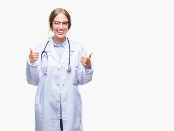 Hermosa Joven Doctora Rubia Vistiendo Uniforme Médico Sobre Signo Éxito — Foto de Stock