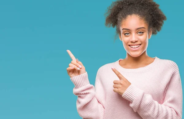 Jovem Afro Americana Vestindo Camisola Inverno Sobre Fundo Isolado Sorrindo — Fotografia de Stock