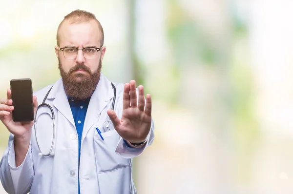 Joven Médico Que Muestra Pantalla Del Teléfono Inteligente Sobre Fondo — Foto de Stock