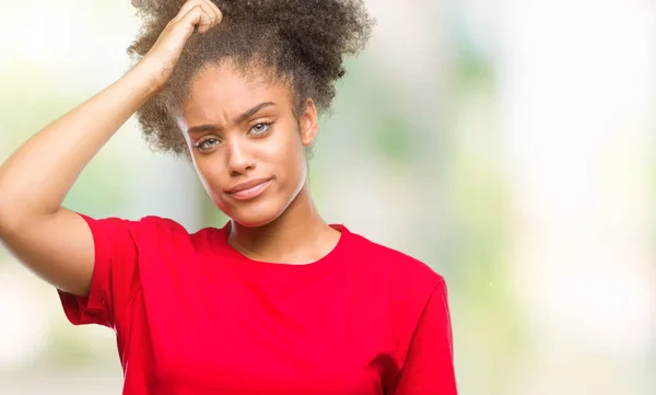 在孤立的背景下 年轻的美国黑人妇女混淆和怀疑的问题 疑惑不定 用手在头上思考 沉思概念 — 图库照片