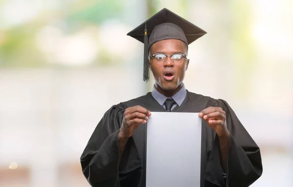 ヤング卒業驚き顔 恐怖表現と興奮とショックで怖い分離背景に白紙の学位を保持するアフリカ系アメリカ人 — ストック写真