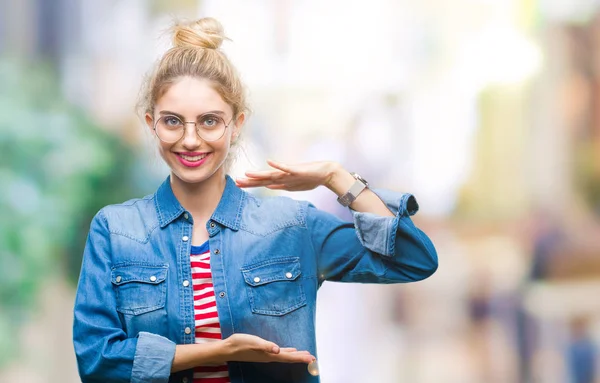 Joven Hermosa Mujer Rubia Con Gafas Sobre Fondo Aislado Gesto — Foto de Stock