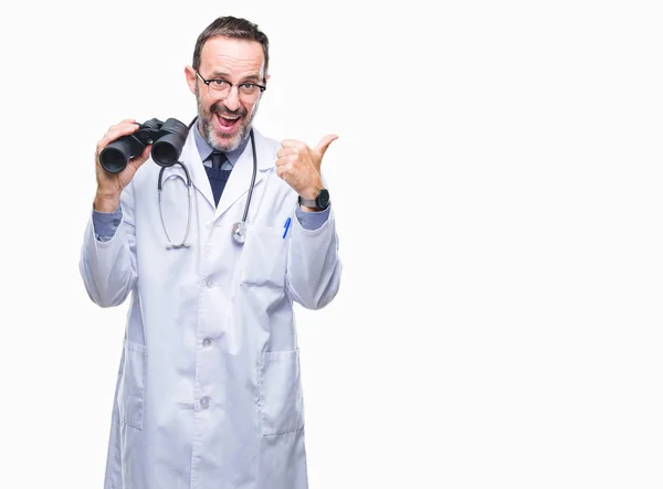 Edad Media Hoary Médico Hombre Mirando Través Binoculares Fondo Aislado —  Fotos de Stock