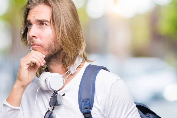 Joven Hombre Guapo Turista Con Pelo Largo Con Mochila Sobre —  Fotos de Stock