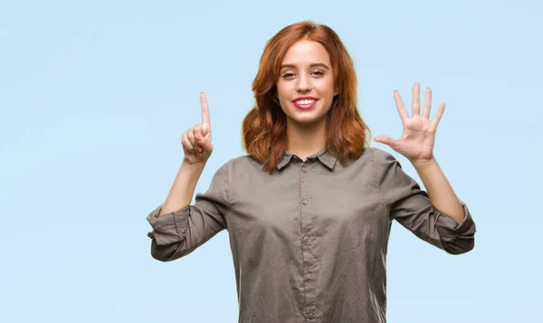 Genç Güzel Kadın Gösterilen Parmakları Ile Işaret Izole Arka Plan — Stok fotoğraf