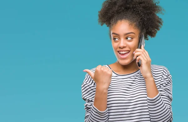 Jeune Femme Afro Américaine Parlant Téléphone Sur Fond Isolé Pointant — Photo