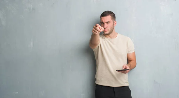 Kaukasische Jongeman Grijs Grunge Wall Texting Een Bericht Smartphone Met — Stockfoto