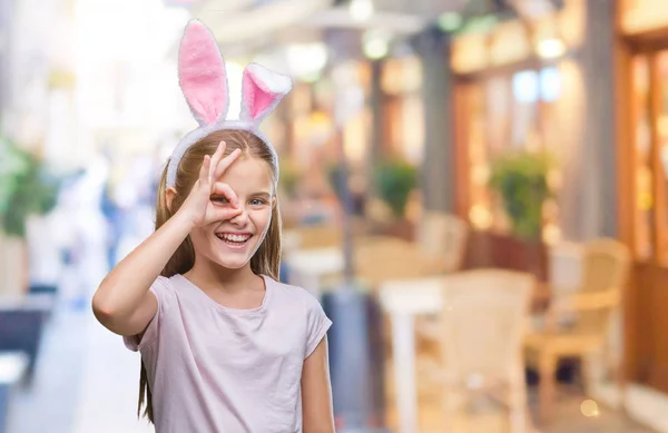 Junges Schönes Mädchen Trägt Osterhasenohren Über Isoliertem Hintergrund Und Macht — Stockfoto