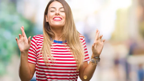 Ung Vacker Kvinna Avslappnad Look Över Isolerade Bakgrund Leende Korsning — Stockfoto