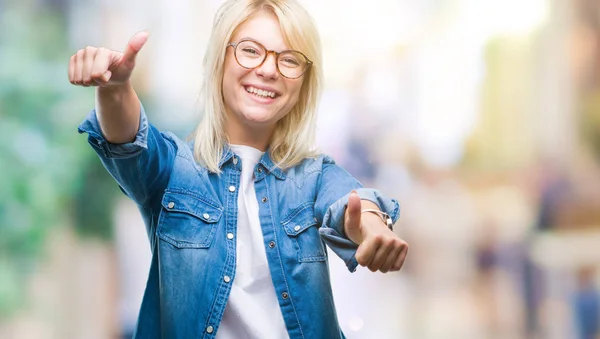 Joven Mujer Rubia Hermosa Con Gafas Sobre Fondo Aislado Aprobando —  Fotos de Stock