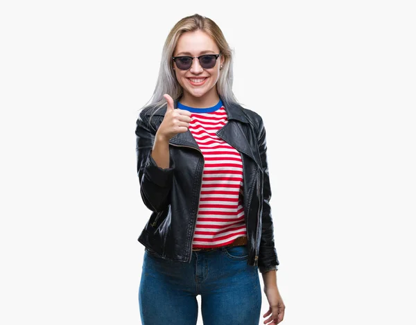 Unga Blonda Kvinnan Bär Mode Jacka Och Solglasögon Över Isolerade — Stockfoto