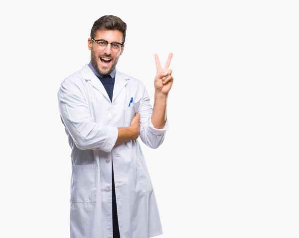 Joven Hombre Guapo Vistiendo Médico Abrigo Científico Sobre Fondo Aislado — Foto de Stock