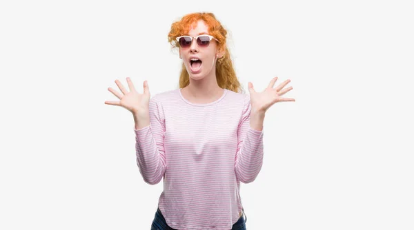 Mujer Pelirroja Joven Con Gafas Sol Muy Feliz Emocionada Expresión —  Fotos de Stock