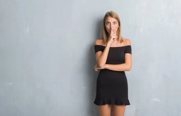 Dudaklarında Parmak Ile Sessiz Olmanı Zarif Elbise Grunge Gri Duvar — Stok fotoğraf