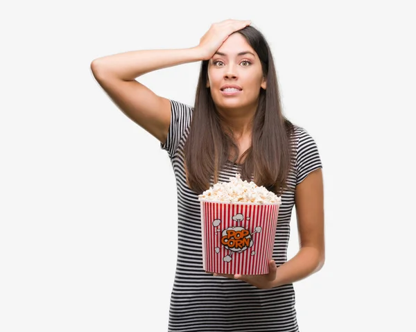 Giovane Bella Ispanico Mangiare Popcorn Stressato Con Mano Sulla Testa — Foto Stock