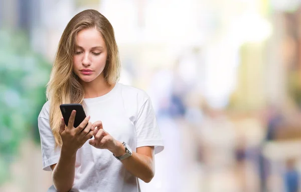Jovem Bela Mulher Loira Usando Smartphone Sobre Fundo Isolado Com — Fotografia de Stock
