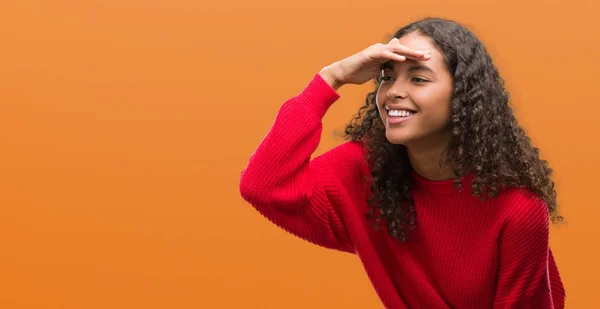 Jonge Spaanse Vrouw Dragen Rode Trui Erg Blij Lachende Zoek — Stockfoto