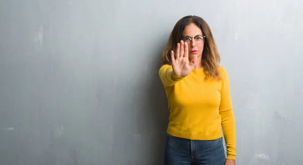 Middelbare Leeftijd Latino Vrouw Grijs Muur Bril Stop Doen Zingen — Stockfoto