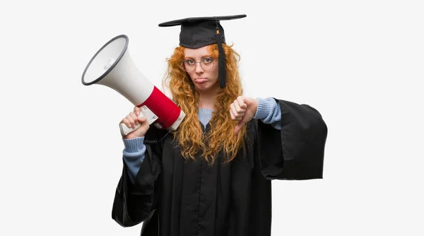 Giyen Genç Redhead Öğrenci Kadın Üniforma Holding Megafon Kızgın Yüzü — Stok fotoğraf