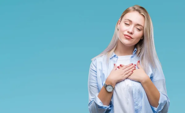 Jonge Blonde Vrouw Geïsoleerde Achtergrond Glimlachend Met Handen Borst Met — Stockfoto