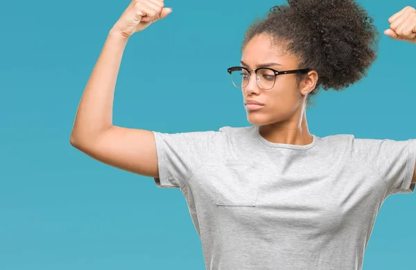 Jovem Afro Americana Usando Óculos Sobre Fundo Isolado Mostrando Músculos — Fotografia de Stock