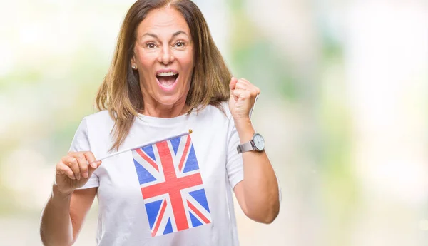中年ヒスパニック女性分離背景誇りに思って叫んでと勝利と非常に興奮して 成功を祝っての上イギリスの旗を保持している感情を応援 — ストック写真